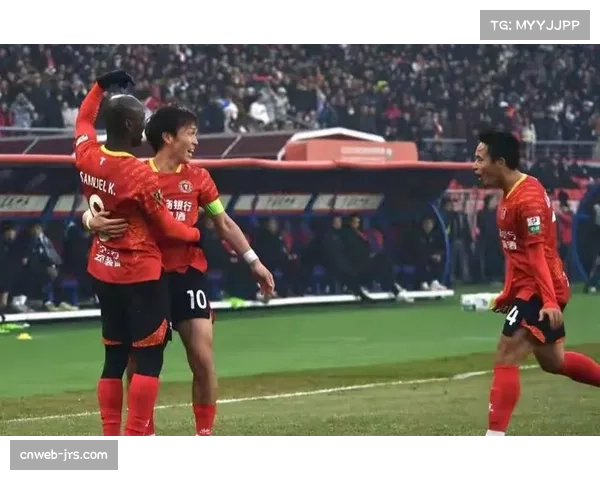 辽宁铁人对阵国安热身赛现场外烟雾，意外元素抢戏比赛